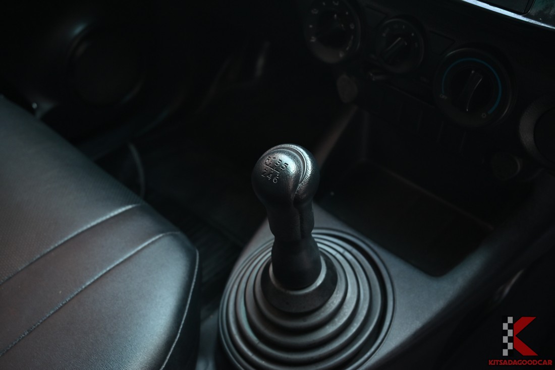 แผงควบคุมแอร์ (ตามภาพ)