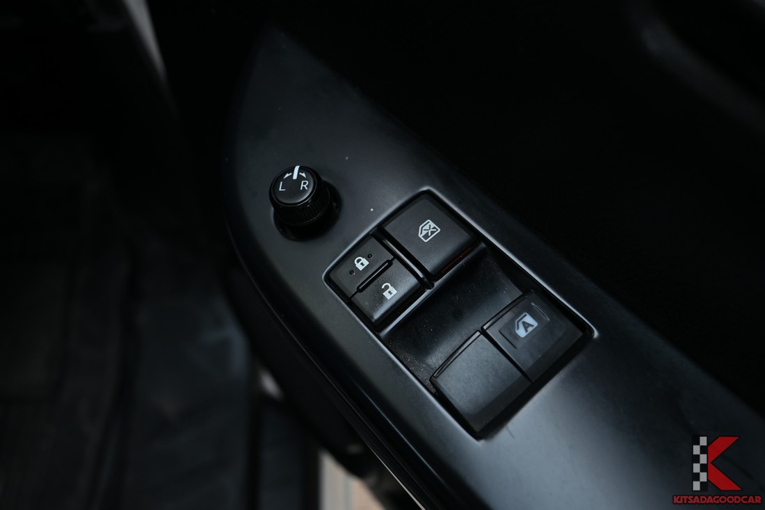 คันเกียร์ธรรมดาและคอนโซลกลาง (ตามภาพ)