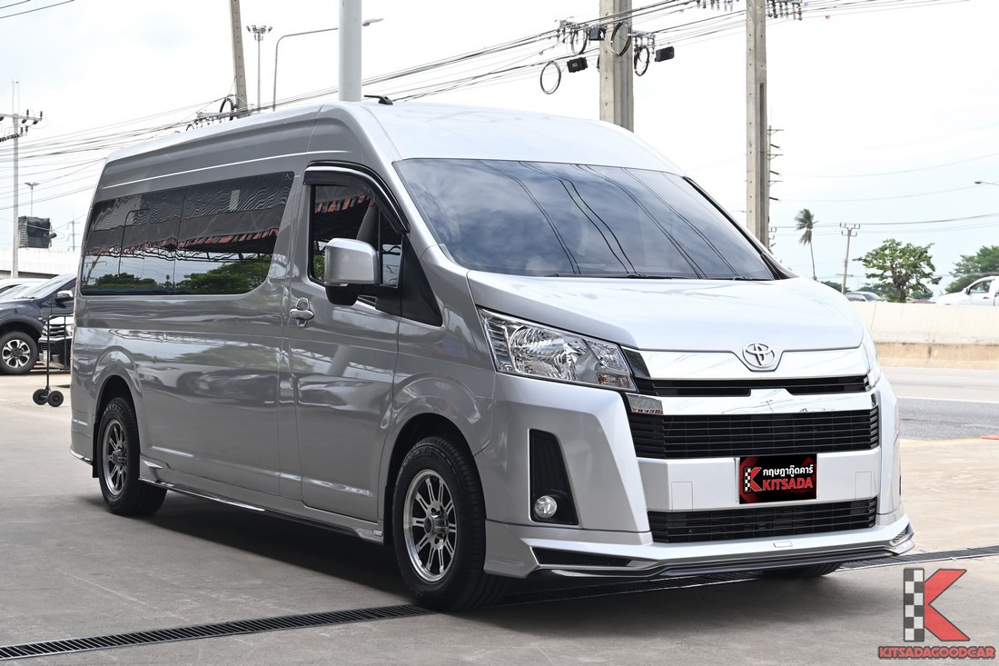 Toyota Commuter 2.8 2022 มือสอง ด้านหน้า-มุมเฉียงซ้าย กับชุดแต่งรอบคัน