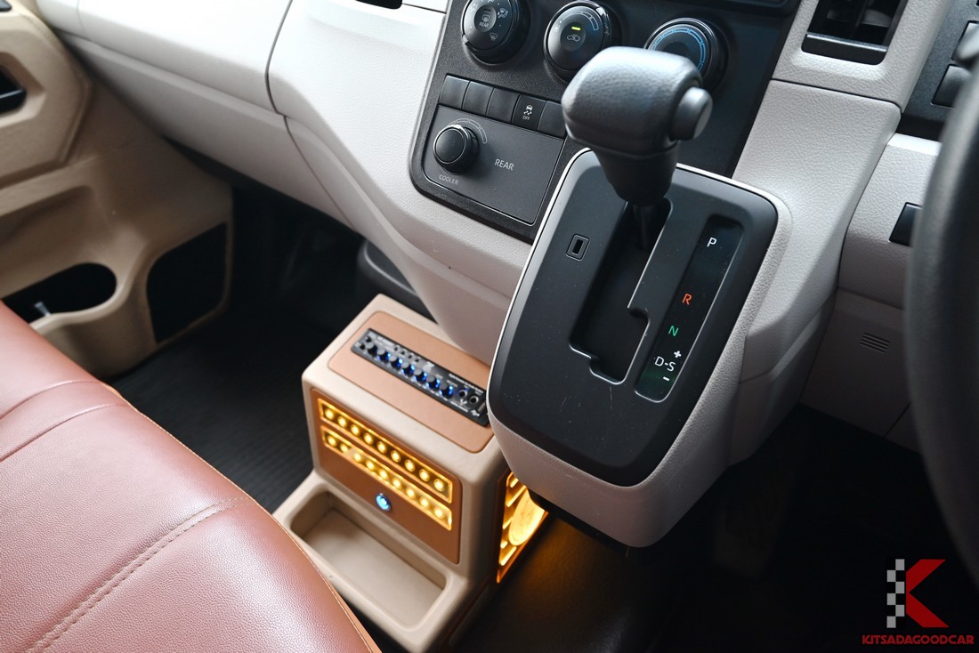 คันเกียร์อัตโนมัติและคอนโซลกลางตกแต่งไฟ