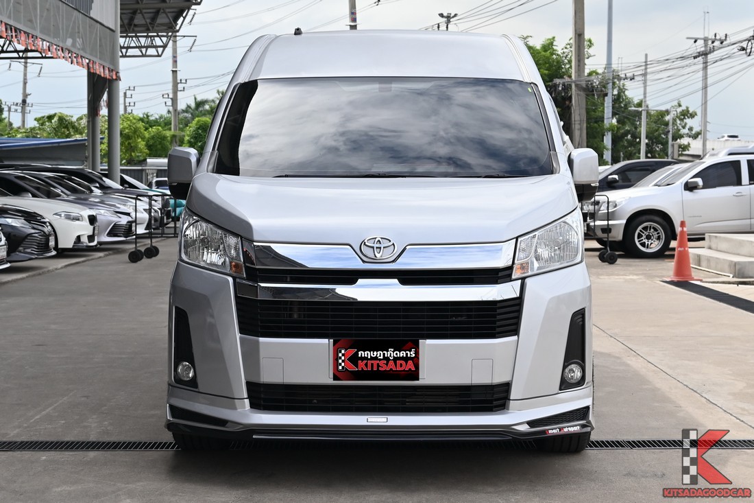 Toyota Commuter 2022 ด้านหน้าตรง