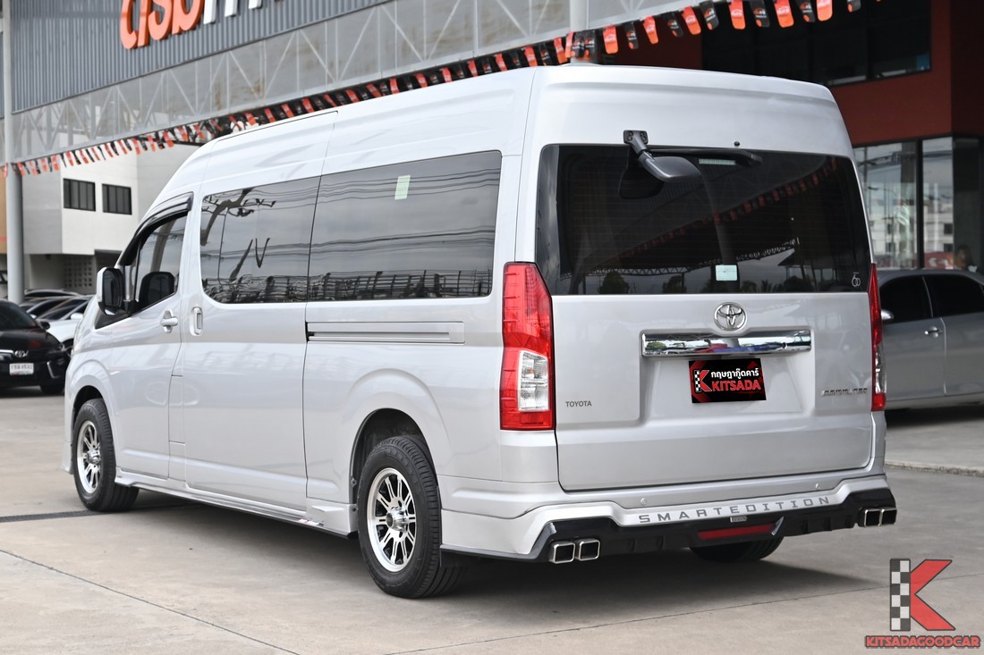 Toyota Commuter 2022 ด้านหลัง-มุมเฉียงขวา ท่อคู่