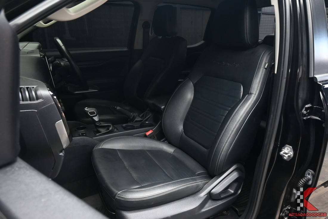 Ford RANGER 2.0 Double Cab Hi-Rider Sport ปี 2023 ห้องโดยสารด้านหน้า