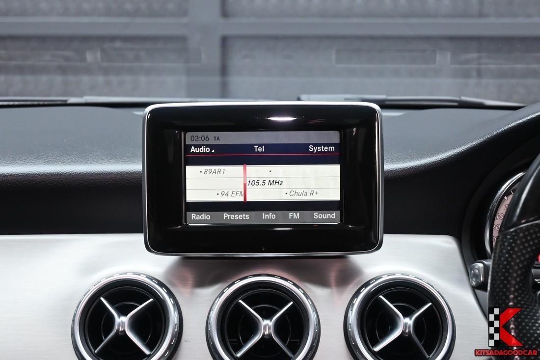 Benz GLA200 W156 Urban 2015 มือสอง คอนโซลหน้า