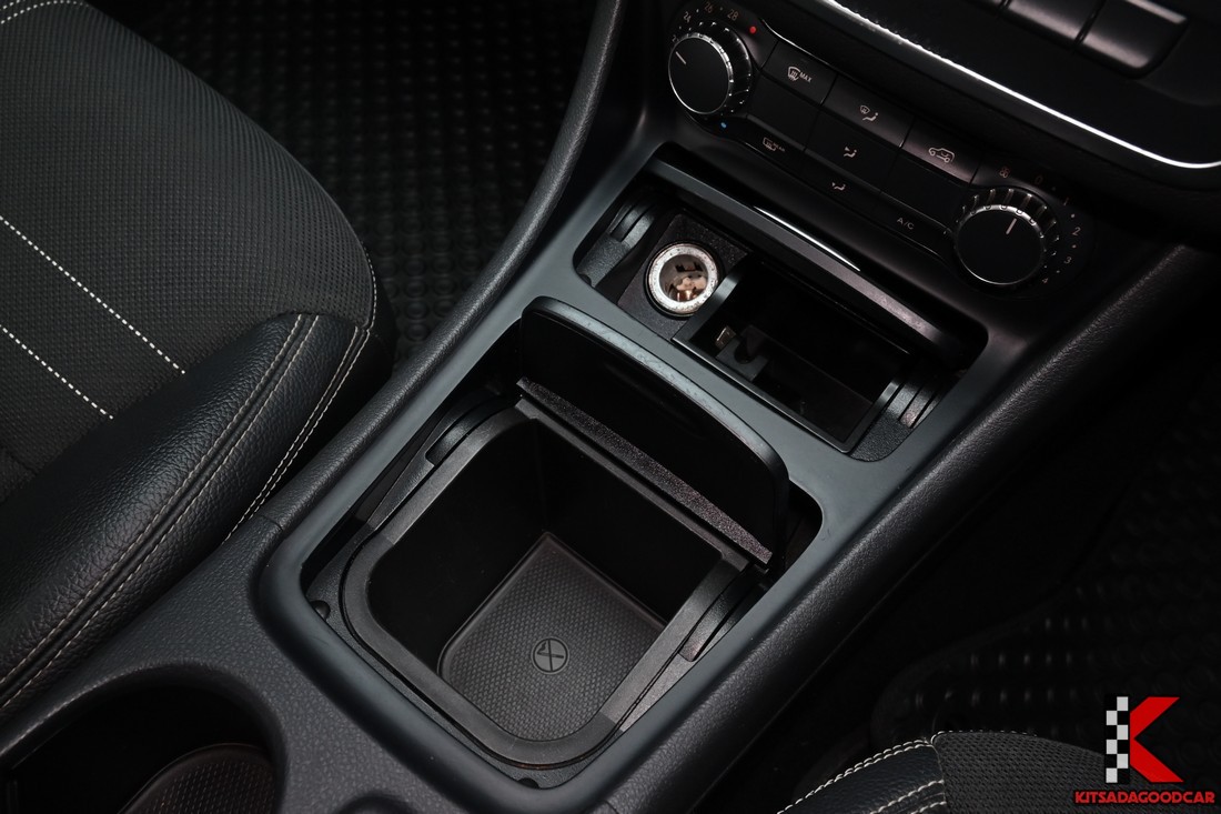 Benz GLA200 W156 Urban 2015 มือสอง Paddle Shift