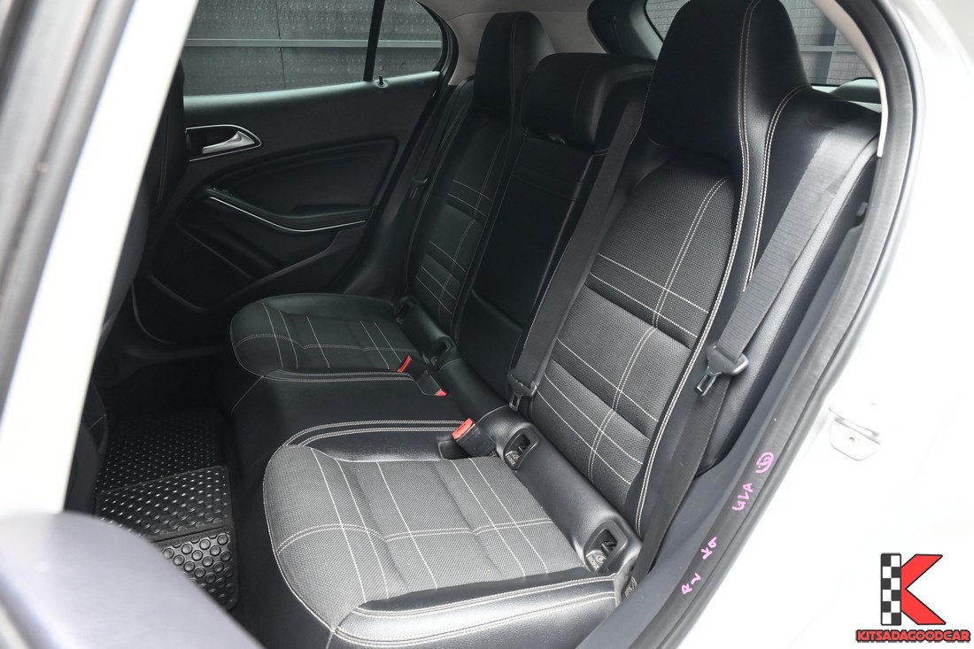 Benz GLA200 W156 Urban 2015 มือสอง เบาะหนังแท้ด้านหน้า