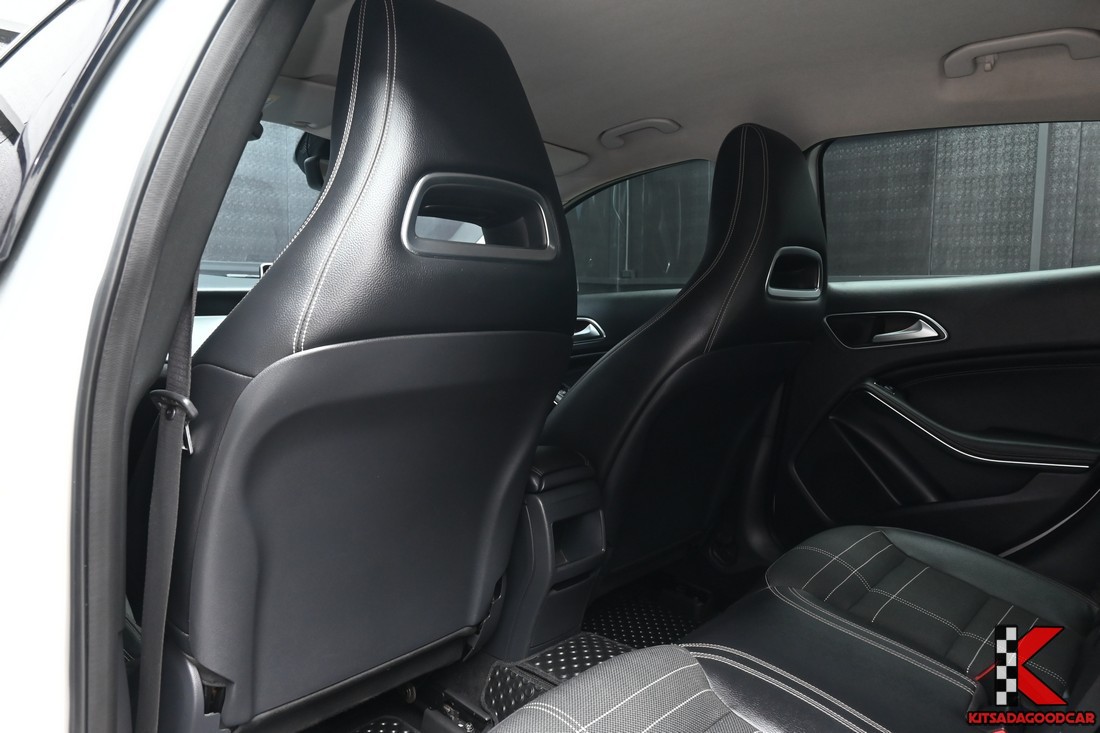 Benz GLA200 W156 Urban 2015 มือสอง เบาะหลัง 5 ที่นั่ง