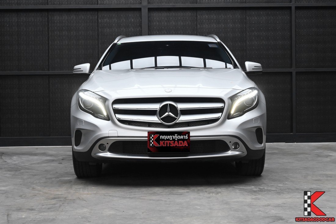 Benz GLA200 W156 Urban 2015 มือสอง สีเงิน มุมด้านหน้า