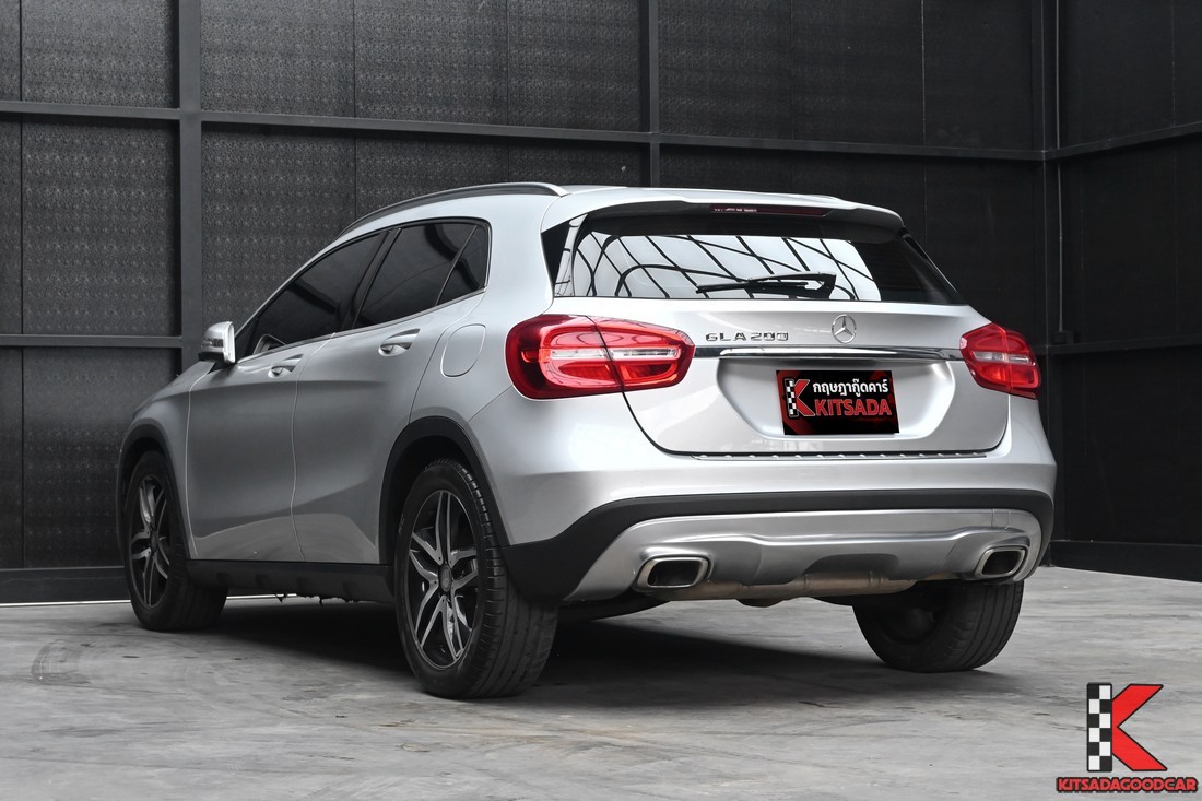 Benz GLA200 W156 Urban 2015 มือสอง สีเงิน มุมด้านข้างหน้า