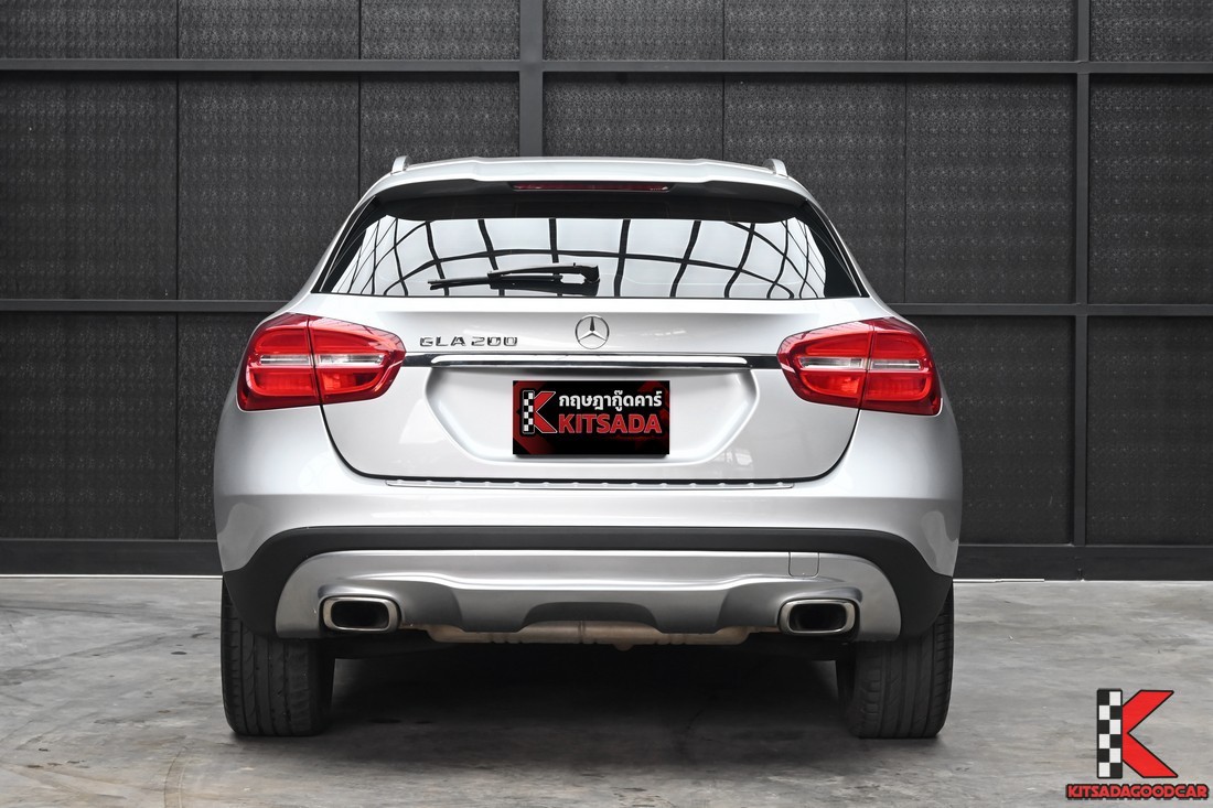 Benz GLA200 W156 Urban 2015 มือสอง สีเงิน มุมด้านท้าย