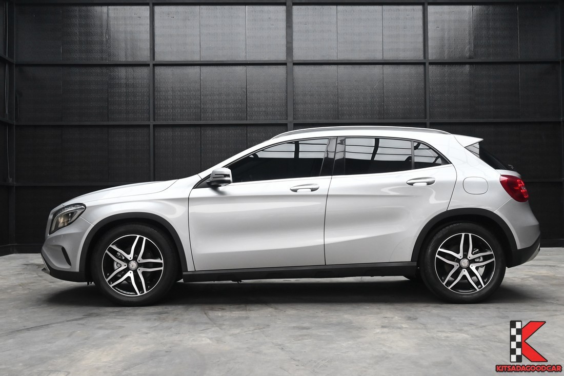 Benz GLA200 W156 Urban 2015 มือสอง ด้านข้างตัวรถ SUV
