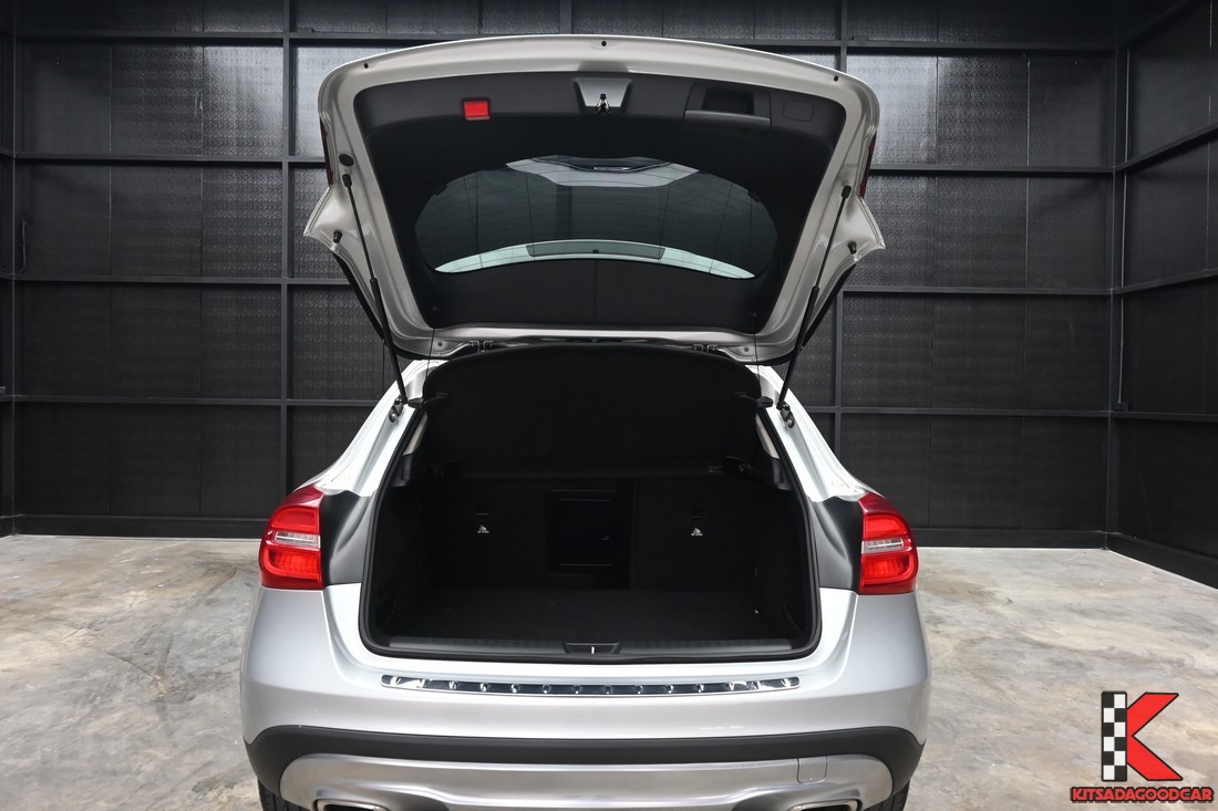 Benz GLA200 W156 Urban 2015 มือสอง กระจังหน้าและไฟหน้า