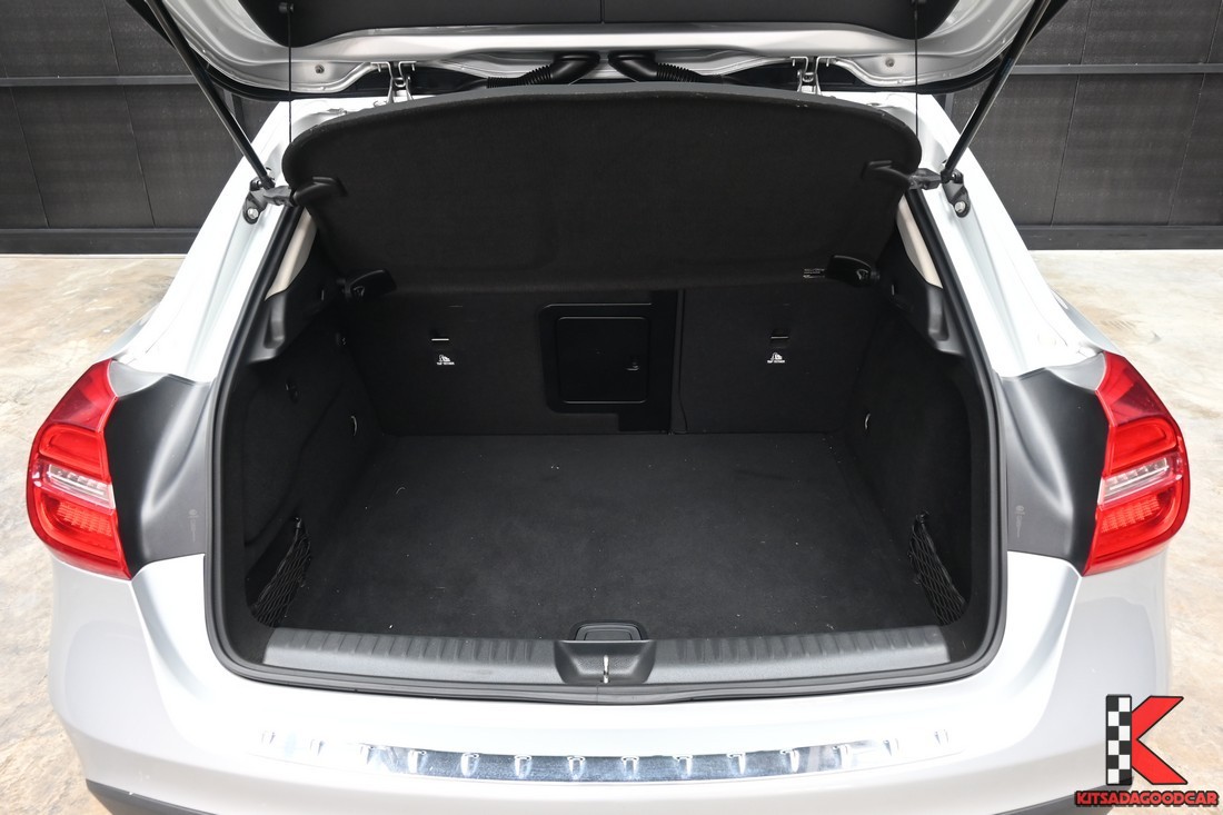Benz GLA200 W156 Urban 2015 มือสอง ด้านท้ายตัวรถ