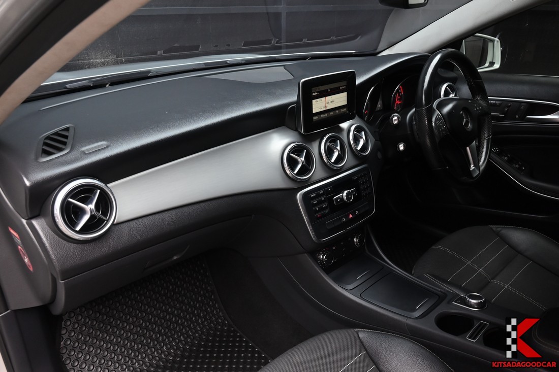 Benz GLA200 W156 Urban 2015 มือสอง รายละเอียดภายนอกสีเงิน