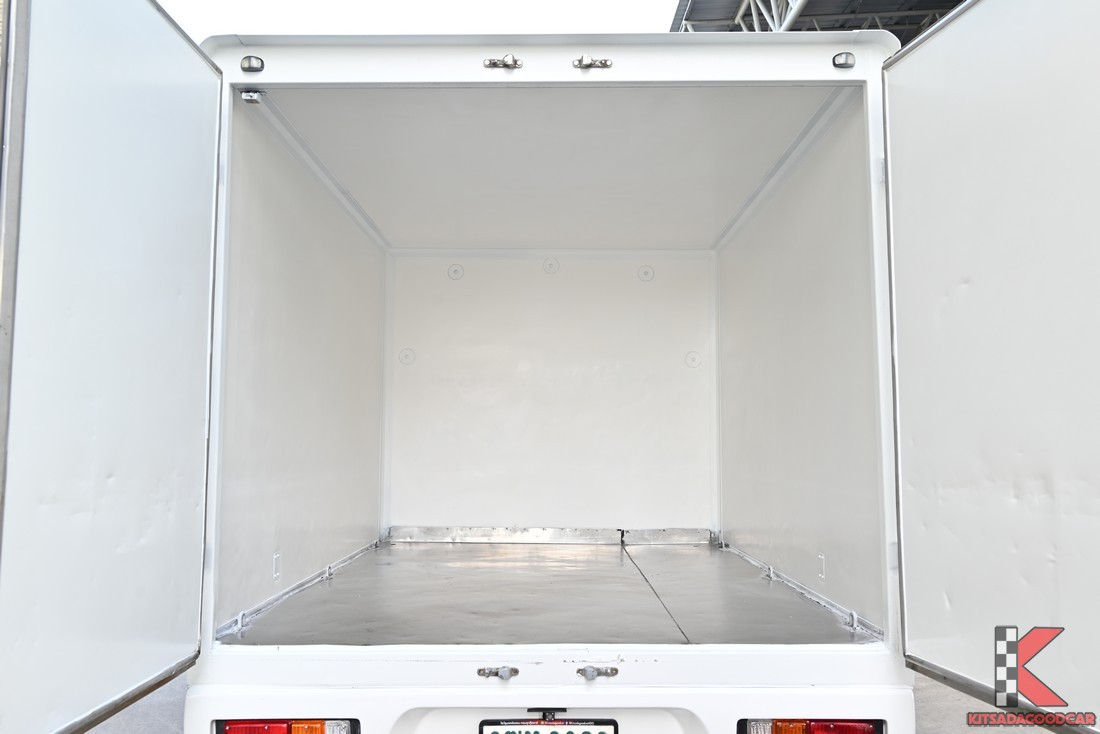 พื้นที่ภายในตู้ทึบ Toyota HILUX REVO 2022