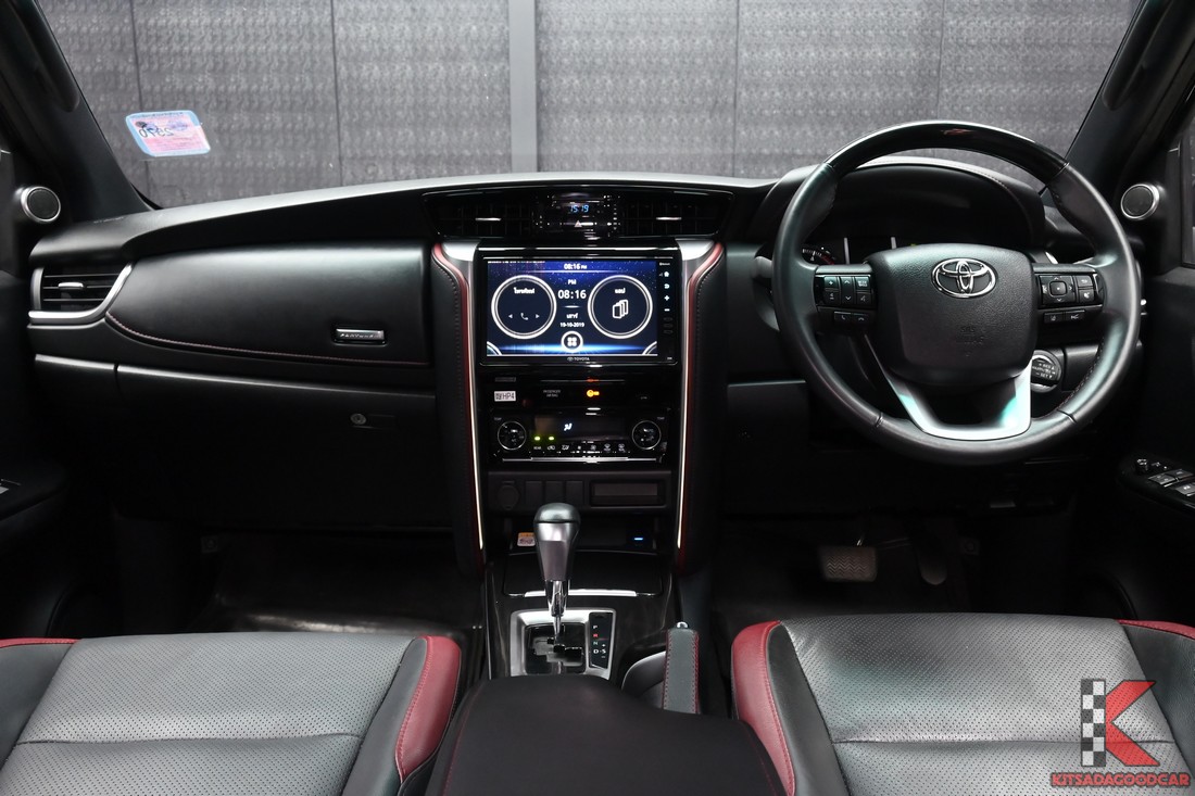 Toyota Fortuner 2.4 Legender 2023 มือสอง ห้องโดยสารด้านหน้า