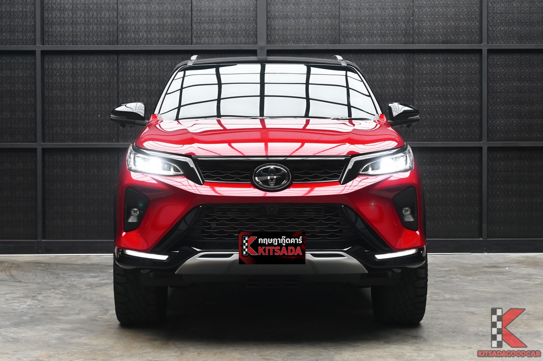 Toyota Fortuner 2.4 Legender 2023 มือสอง สีแดงหลังคาดำ มุมด้านหน้า