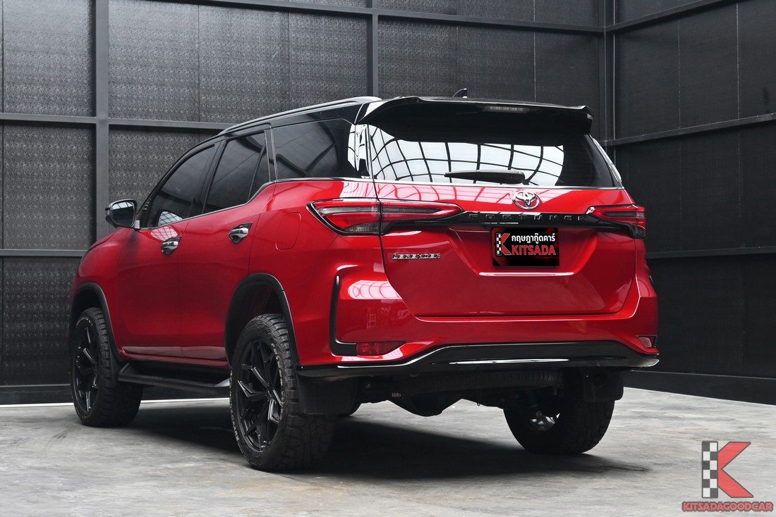 Toyota Fortuner 2.4 Legender 2023 มือสอง สีแดงหลังคาดำ มุมด้านข้างหน้า