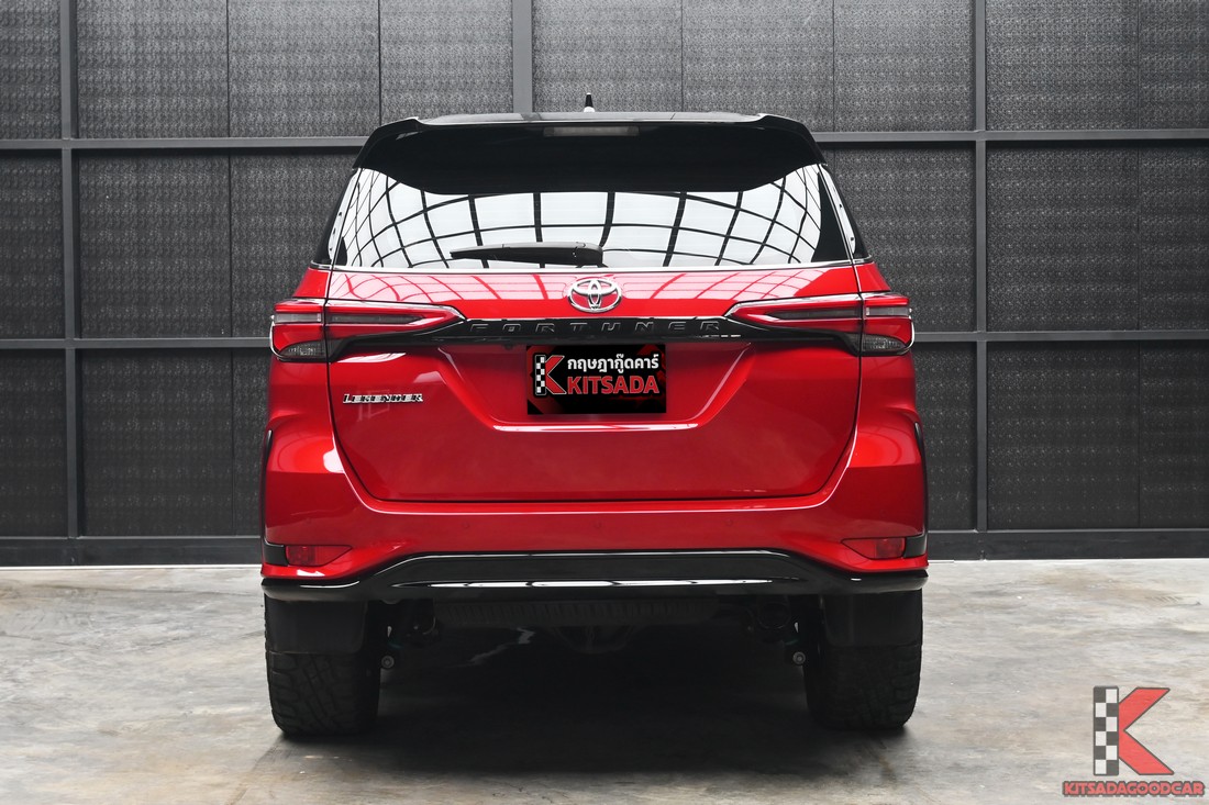 Toyota Fortuner 2.4 Legender 2023 มือสอง สีแดงหลังคาดำ มุมด้านท้าย