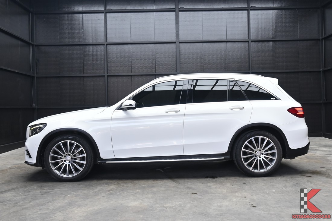 Mercedes-Benz GLC250d W253 AMG Dynamic ปี 2017 ตัวรถสีขาว