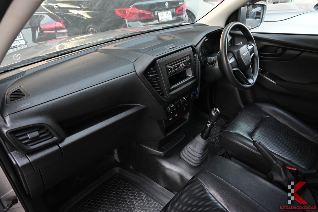 คอนโซลหน้า ชุดเครื่องเสียง และเกียร์ธรรมดา