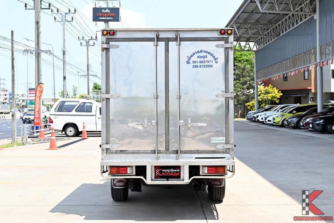 Toyota Hilux Revo 2.4 ปี 2022 มุมท้ายตรง ประตูตู้บรรทุก