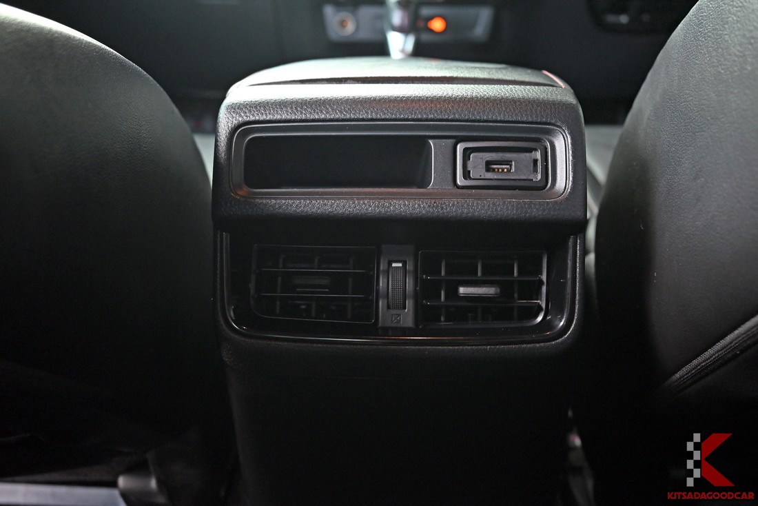 Isuzu D-MAX X-Series Hi-Lander Z 2022 มือสอง ห้องโดยสารด้านหน้า