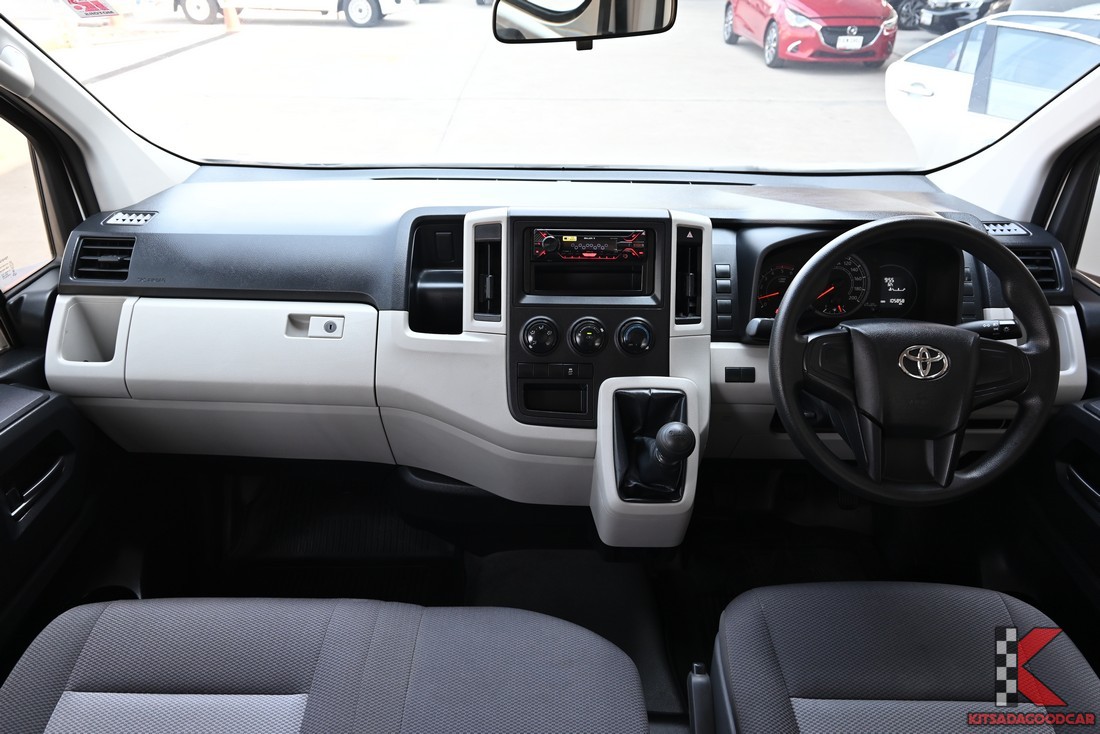 คอนโซลหน้าตรง Toyota HIACE 2.8 ปี 2022