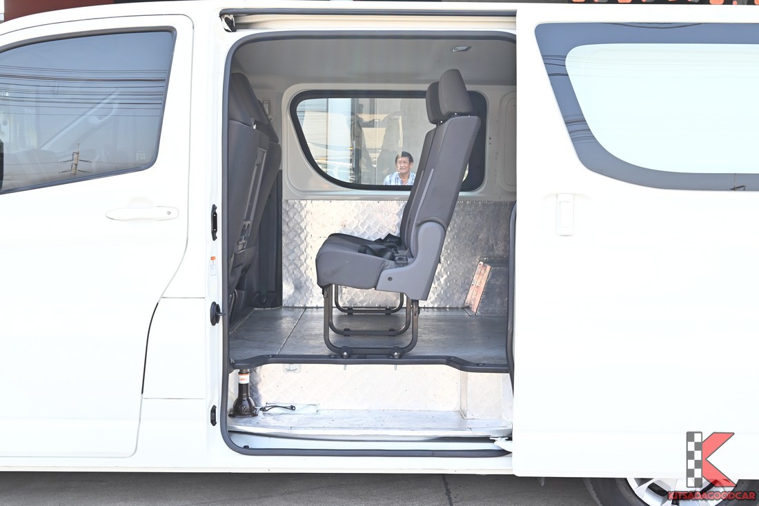 เบาะ 1 แถวภายใน Toyota HIACE 2022