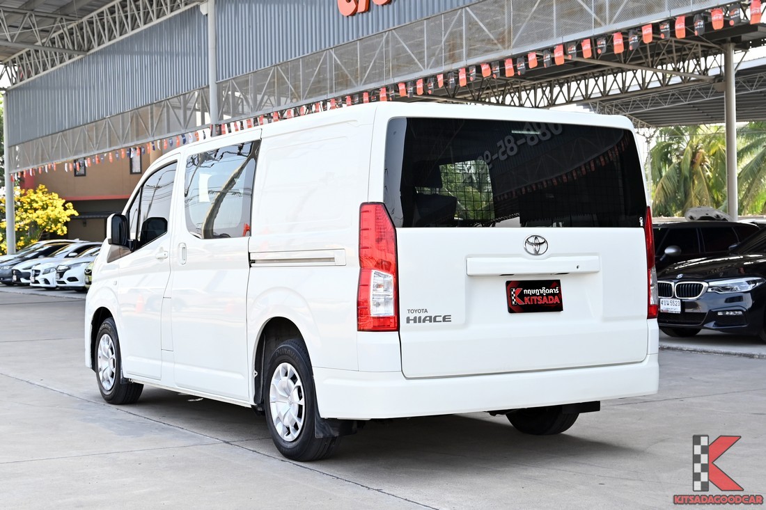 Toyota HIACE 2.8 ปี 2022 มุมท้ายเฉียง