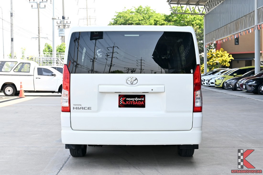 Toyota HIACE 2.8 ปี 2022 มุมท้ายตรง