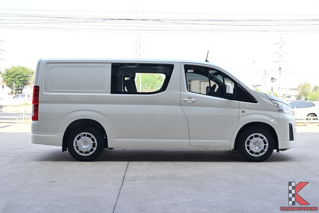 Toyota HIACE 2.8 ปี 2022 มุมด้านข้าง