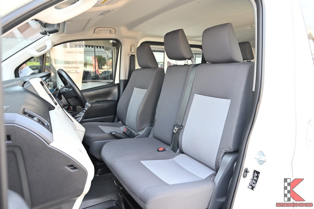 เบาะแถวหน้าภายใน Toyota HIACE 2022