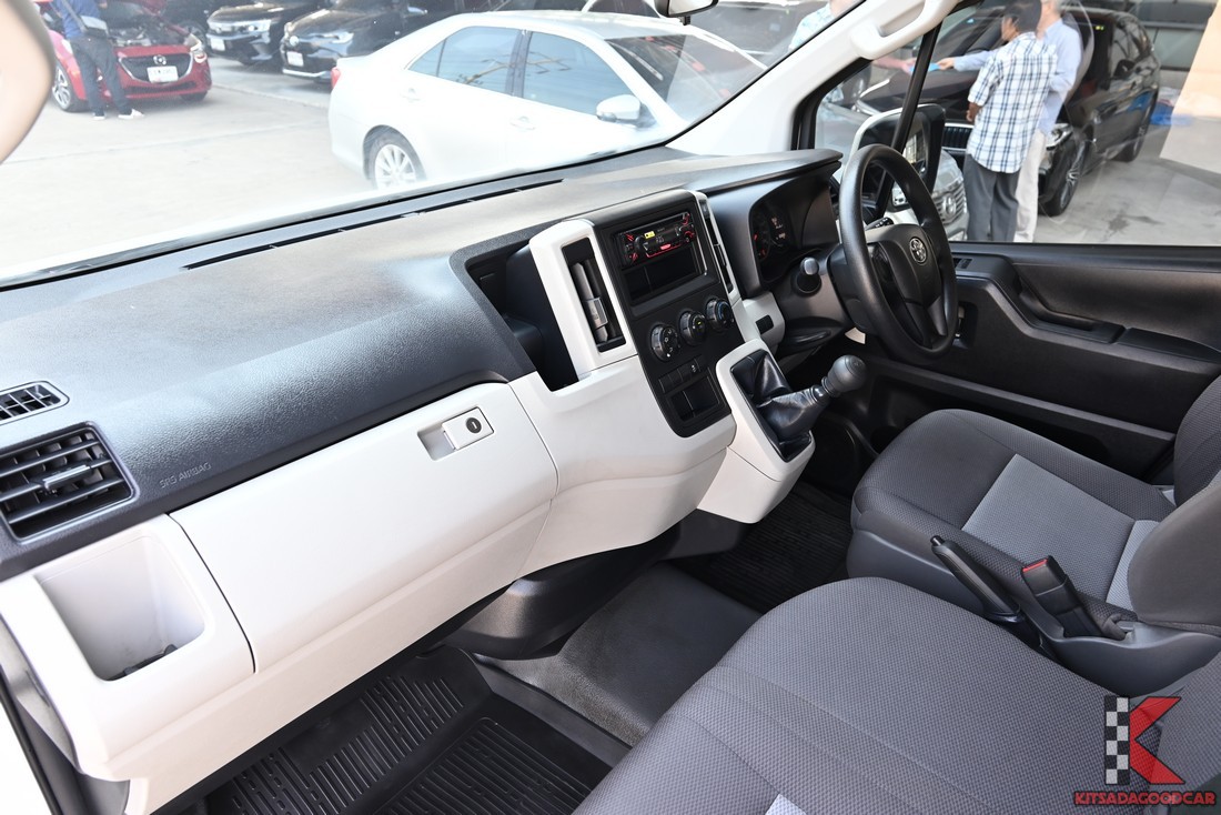 คอนโซลและห้องโดยสาร Toyota HIACE 2022