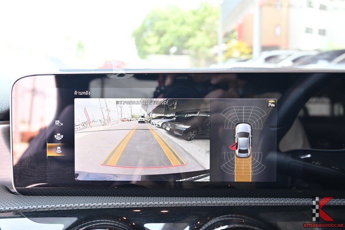 Mercedes-Benz A200 AMG Dynamic 2021 มือสอง Touchpad และคอนโซลกลาง