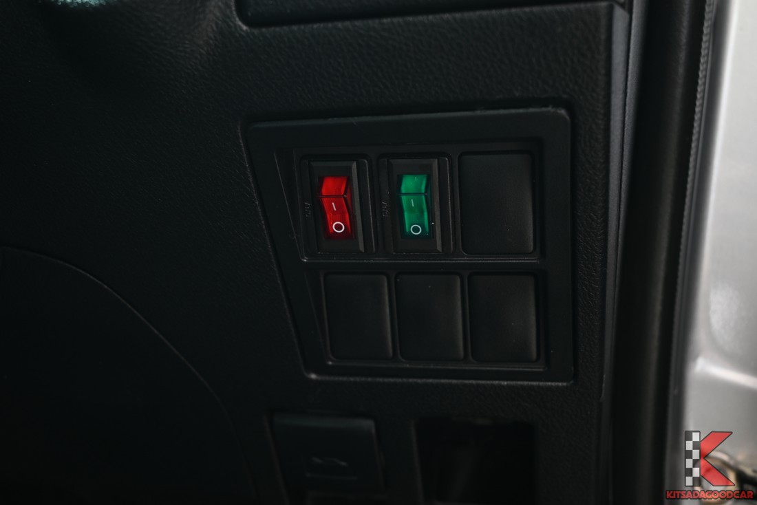 สวิตช์ควบคุมเสริมบริเวณแผงด้านข้าง