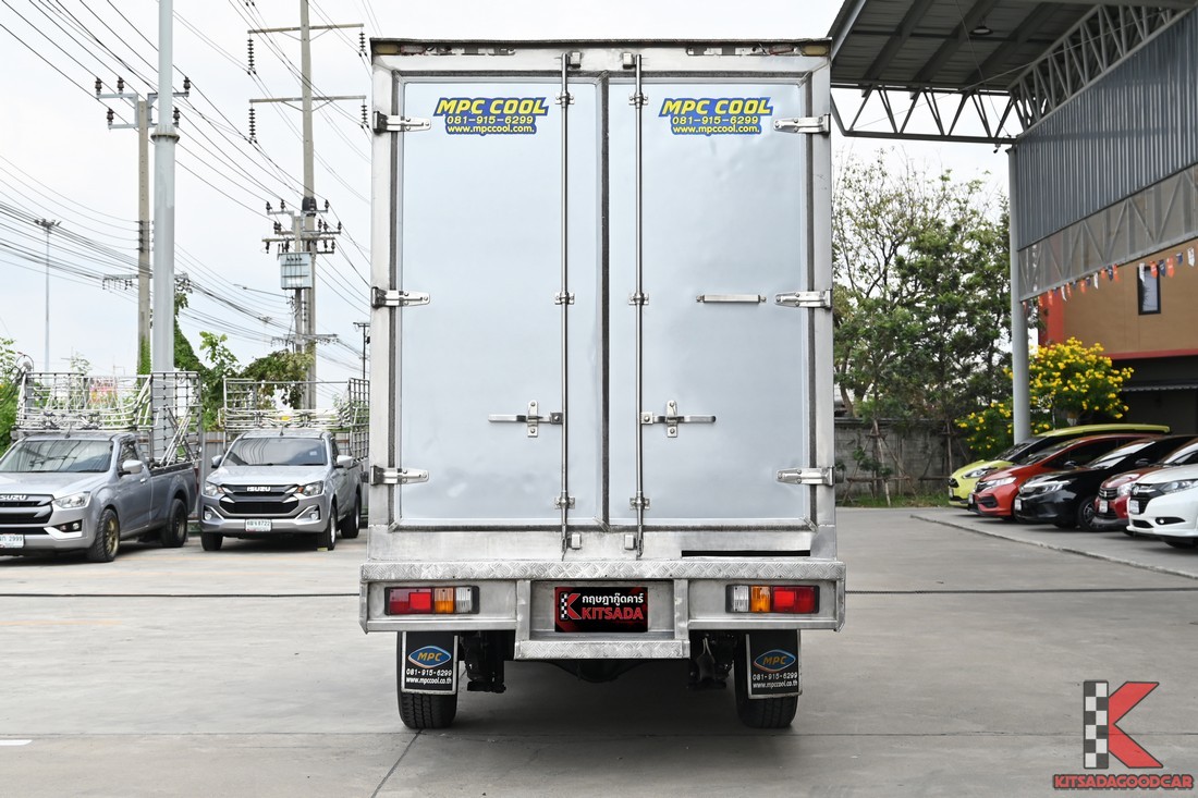 Hilux Revo 2022 ด้านหลังตู้แช่เย็น