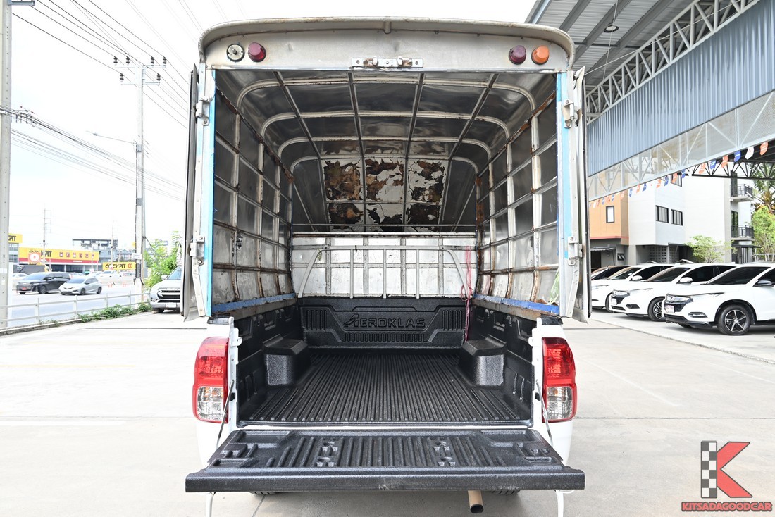 ภายในตู้ทึบ มองจากท้ายรถ