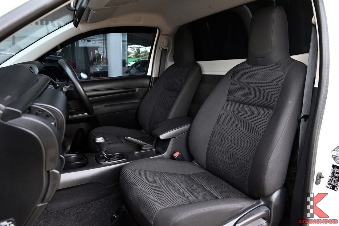 ภายในห้องโดยสาร เบาะคู่หน้า