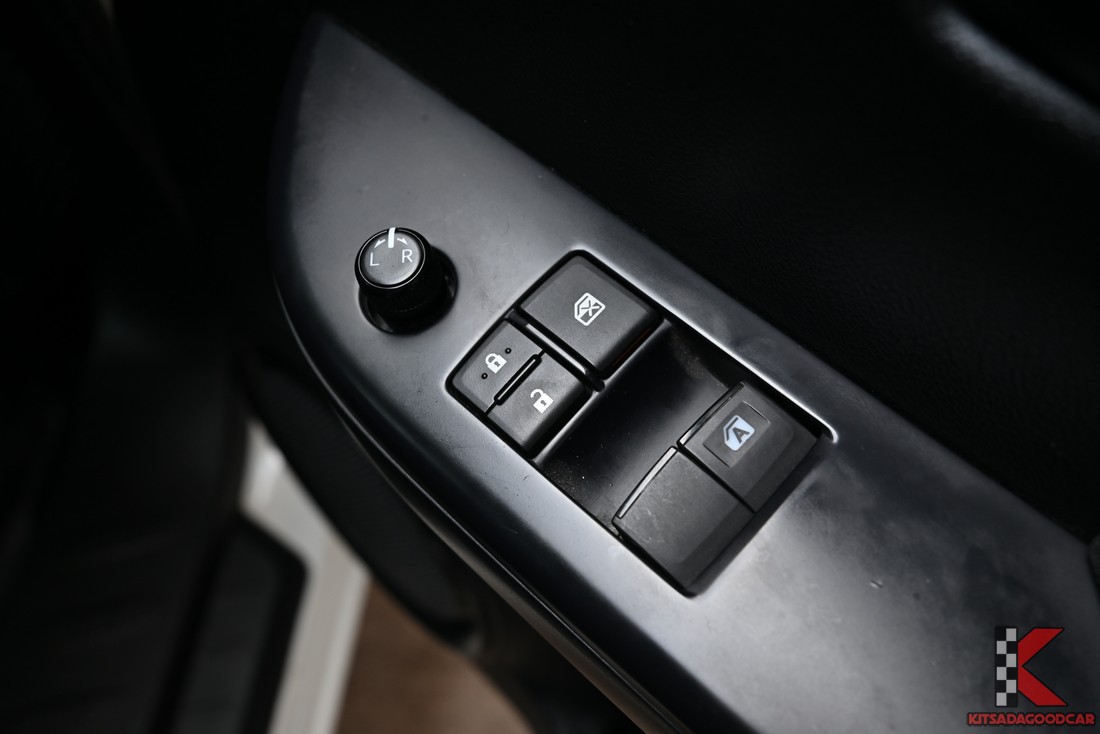 Toyota HILUX REVO 2.4 Single Cab Entry ปี 2022 มือสอง แผงประตูและกระจกไฟฟ้า