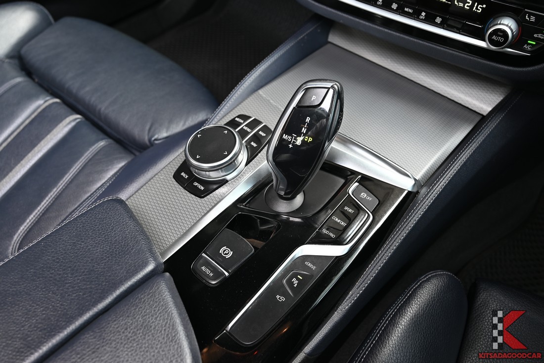 BMW 530e G30 M Sport ปี 2018 แผงควบคุมระบบภายใน