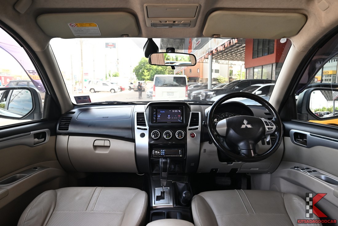 Mitsubishi PAJERO SPORT GT 4WD 2012 มือสอง ห้องโดยสารด้านหน้า
