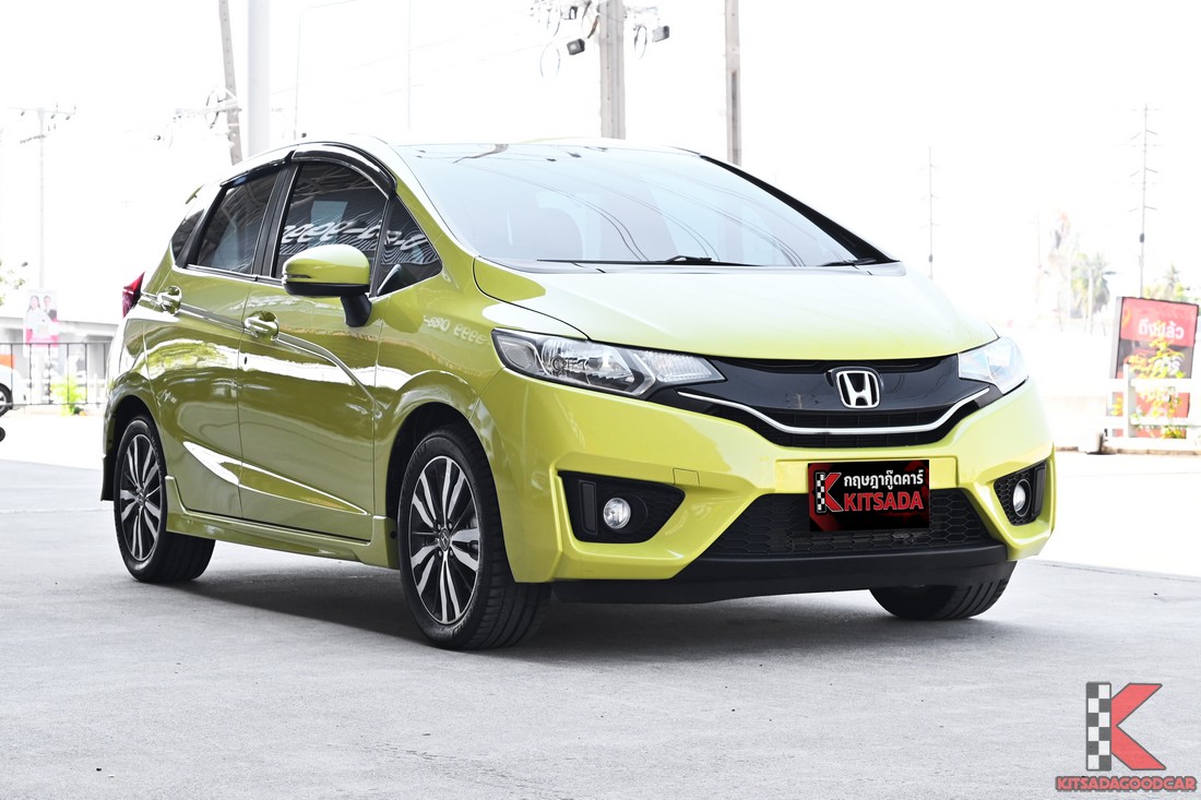 Honda Jazz 1.5 SV 2017 สีเหลือง มุมหน้า-ซ้าย