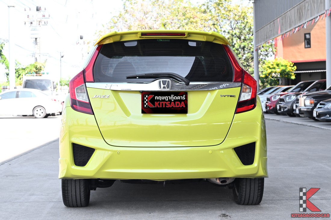 Jazz 2017 ด้านหลังตรง ไฟท้ายทรงตั้ง