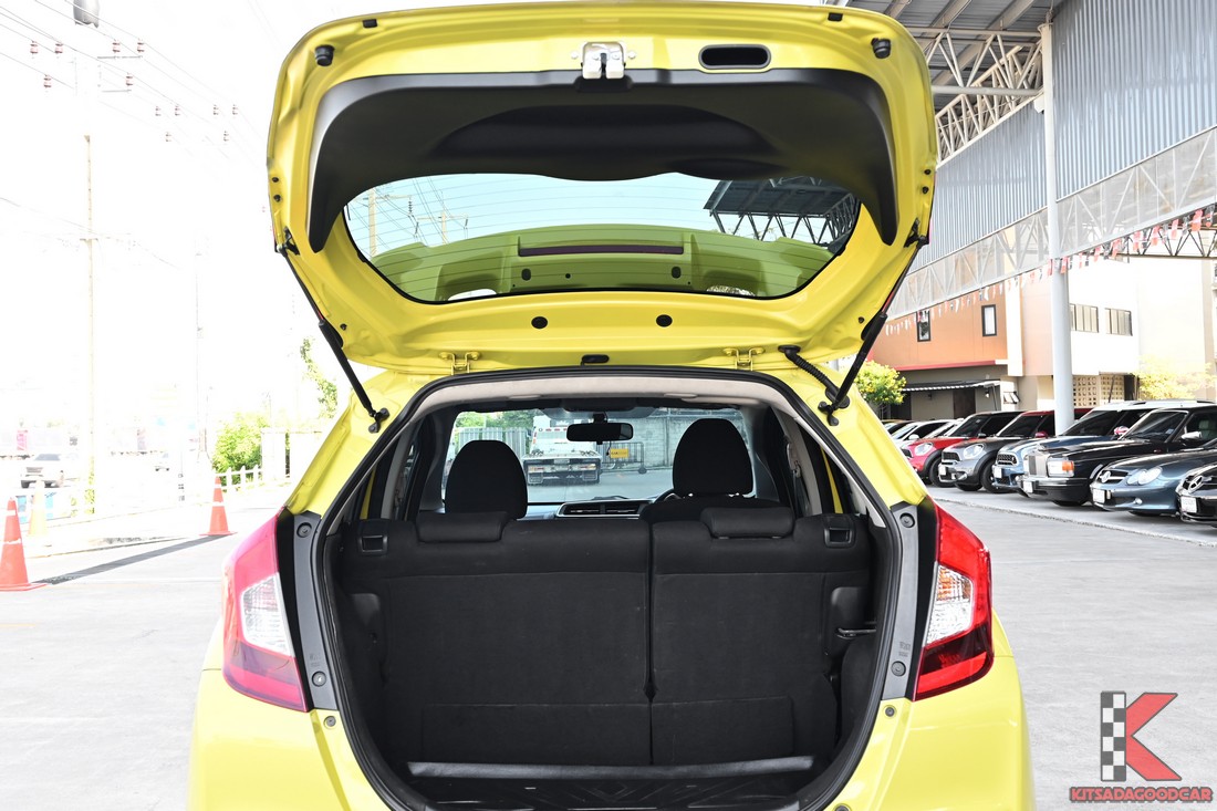 พื้นที่เก็บสัมภาระท้าย เปิดฝาท้าย