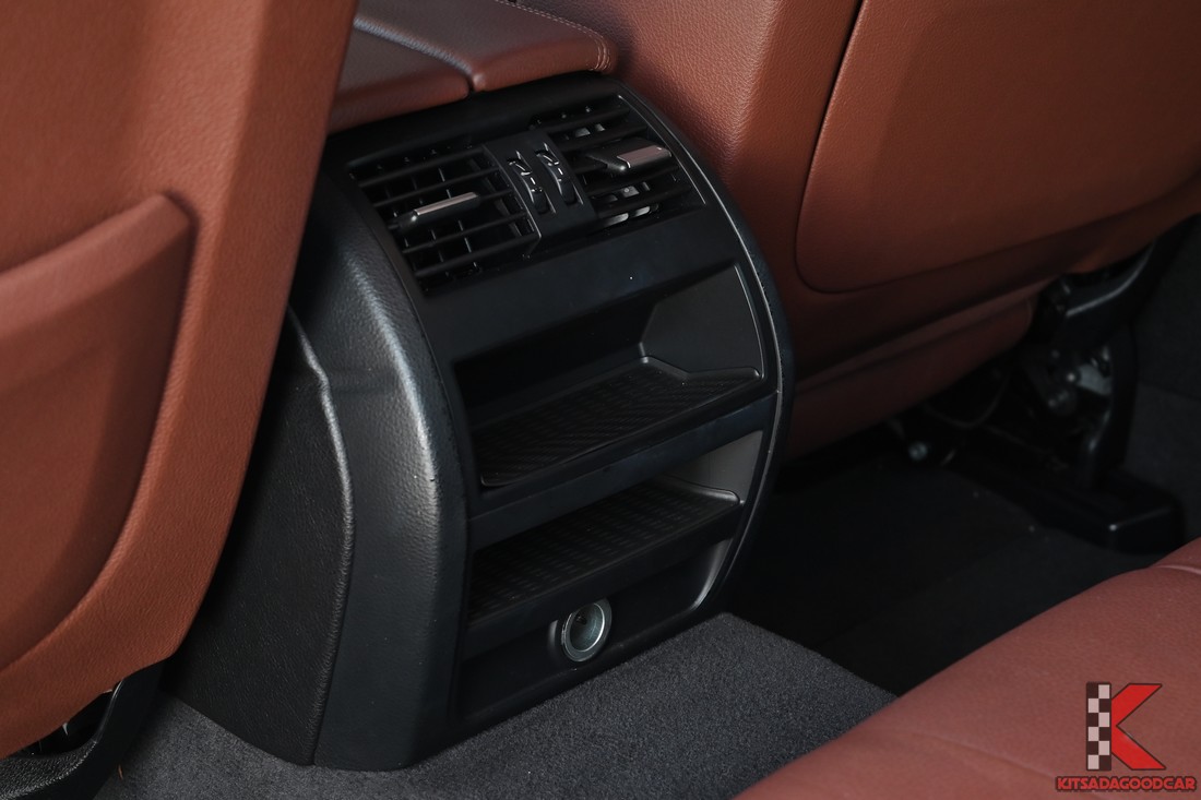 ช่องแอร์และช่องจ่ายไฟผู้โดยสารหลัง