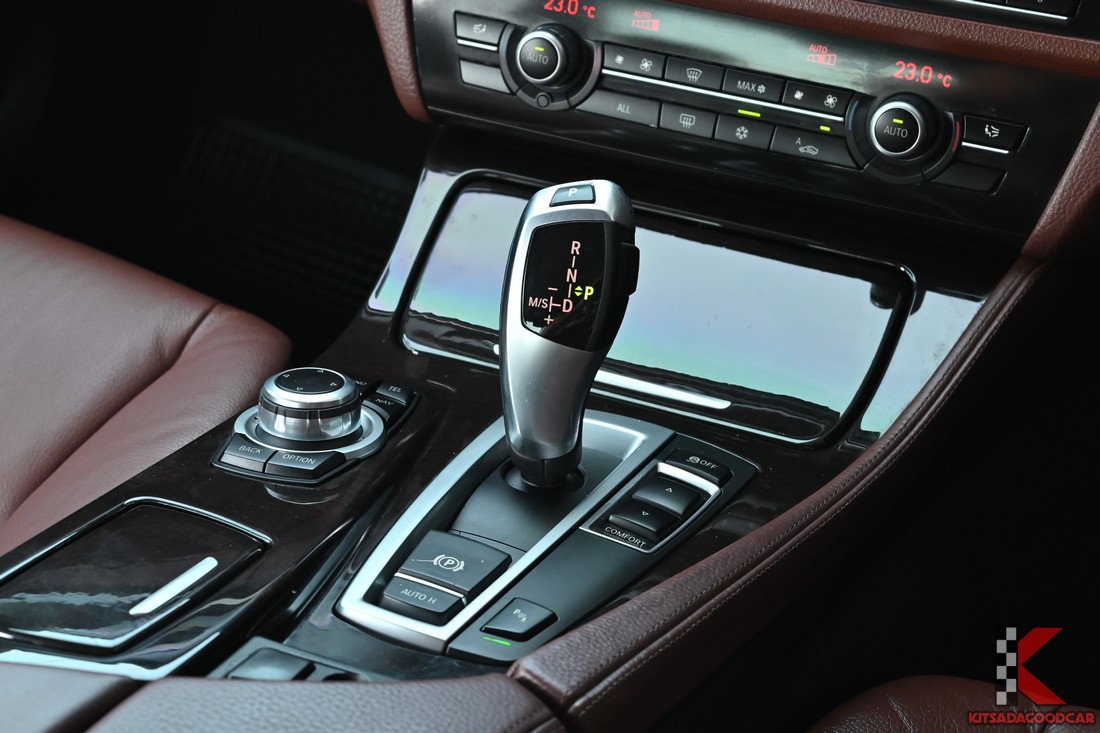คันเกียร์อัตโนมัติ 8 สปีด และปุ่มควบคุม
