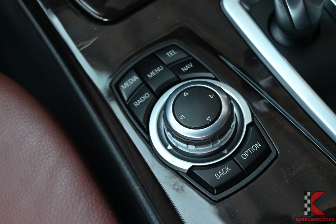 ชุดปุ่มควบคุม iDrive ใกล้คันเกียร์