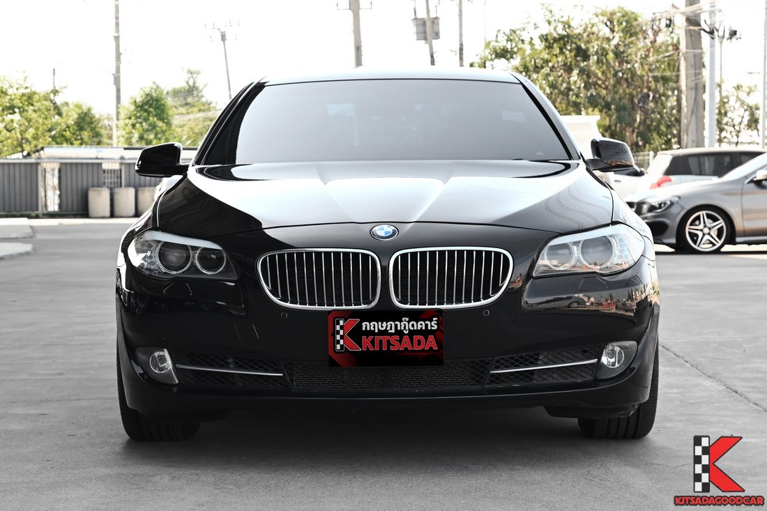 BMW 520i F10 2013 ด้านหน้าตรง สีดำ