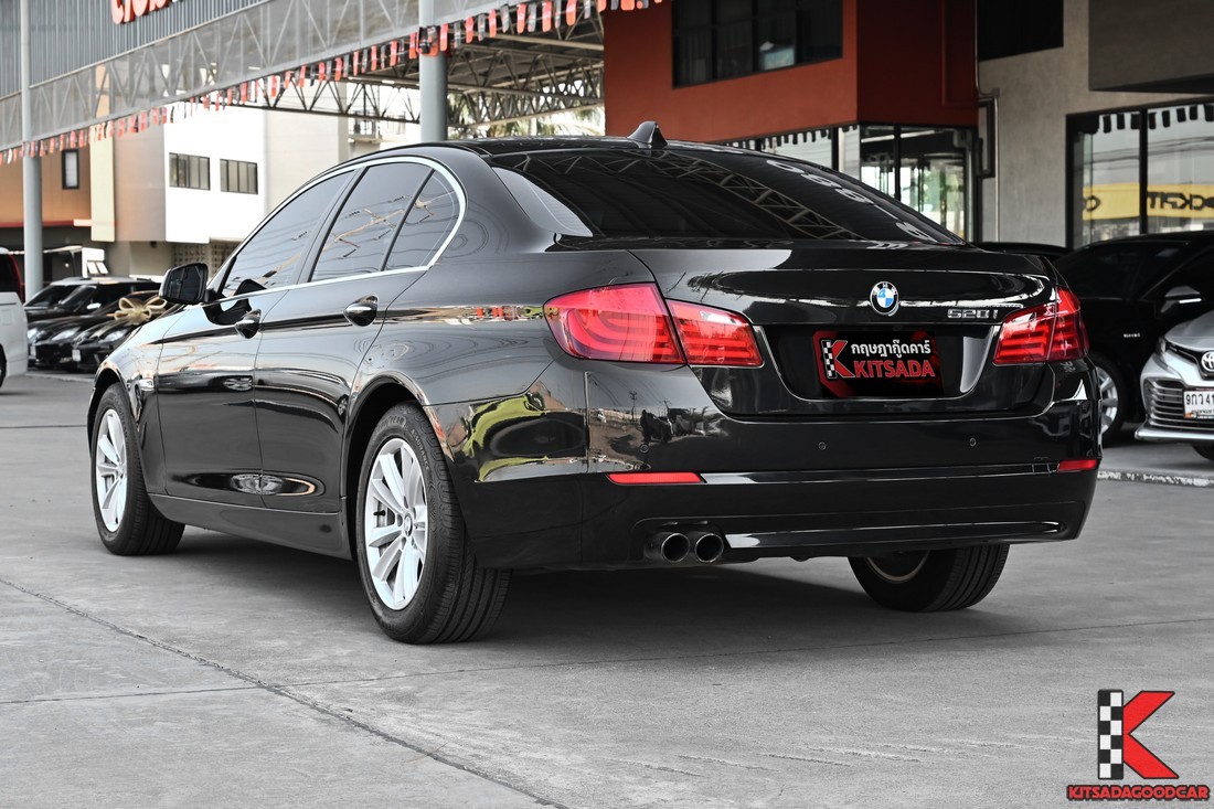 BMW 520i F10 2013 มุมหลัง-ขวา